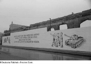 Propaganda-Darstellung der Nationalen Front an einer Holzwand