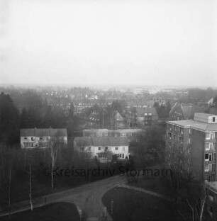 Blick vom Hauptgebäude des LVA-Krankenhauses Großhansdorf der Landesversicherungsanstalt Hamburg [später: LungenClinic Grosshansdorf] Richtung Nordosten: Wöhrendamm: vorn Grünanlage: rechts Wohnblock für Personal: dahinter Volksschule Wöhrendamm: hinten Mitte Wohn- und Geschäftshäuser am Eilbergweg: dahinter rechts Wohnblocks des Rosenhofs