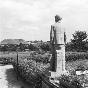 Oelsnitz, Skulptur : Oelsnitz. Blick zum Karl-Liebknecht-Schacht