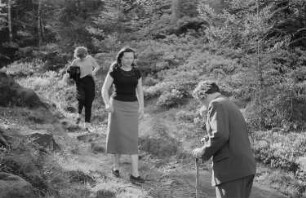 Renate Rössing (links) und das Ehepaar Bartsch (rechts) beim wandern