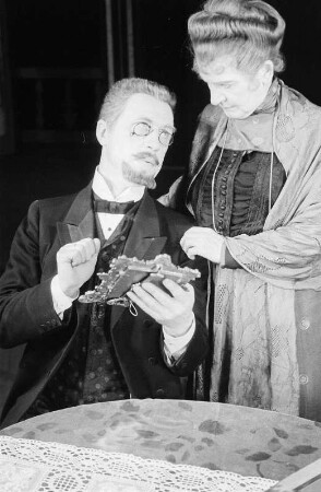 Szenenbilder aus der Komödie "Der Teufelsschüler" von George Bernard Shaw am Hebbel-Theater Berlin
