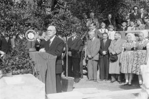 Festakt zur Grundsteinlegung für das Haus der Sorben, am 24.08.1947 in Bautzen. : Swjatočnosć połoženja zakłada Serbskemu domej, dnja 24.08.1947 w Budyšinje.