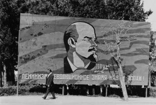 Plakatwand zum 110. Geburtstag Wladimir Iljitsch Lenins