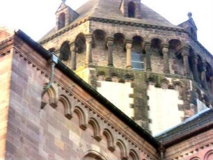 Ansicht von Nordwesten- Achteckige Vierungskuppel mit Rundbogenfries sowie Zwerggalerie mit Ornamentierung in Übersicht