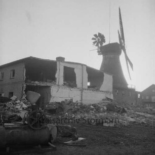 Braaker Mühle: Unfall: Explosionsschäden der Bäckerei von Karl Lessau: vor der zerstörten Lagerhalle Trümmer von Fahrzeugen und Geräten sowie Mauerteile: hinten rechts Mühle