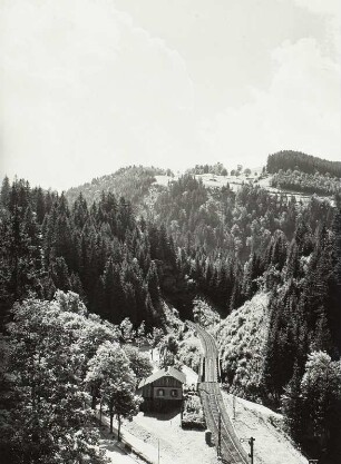 Schwarzwald, Höllental mit Höllentalstraße und Höllentalbahn bei Station Höllsteig. Blick nach Südwesten