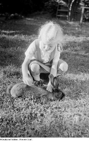 Kleines Mädchen (Elke) mit Hasen