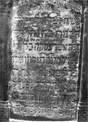 Grabstein 419 (Index: 100115643) Material: Sandstein Zustand: verwittert mit Textverlust Maße HxBxT: 137x171x18 cm Beschreibung: aufgesockelte Stele mit konkav eingezogenem Segmentbogenabschluß, eingetieftes Schriftfeld mit Segmentbogenabschluß Symbolik: Säulen, Blüten: Grabstein 419A