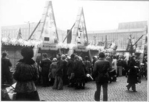 Dresden, Altmarkt. Striezelmarkt. Besucher vor Imbißständen