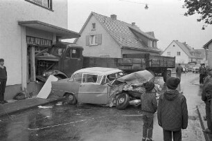 Verkehrsunfall zwischen einem PKW und einem LKW in Linkenheim.