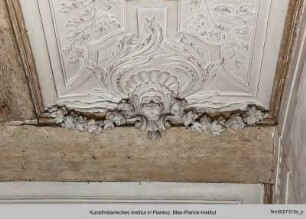 Blattmaske und Girlande