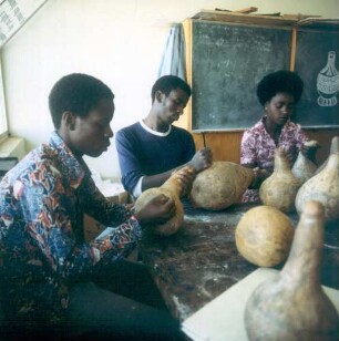 Nairobi. Schulkomplex "Shauri Moyo". Eine kunstgewerbliche Klasse beim Bemalen von Kalebassen