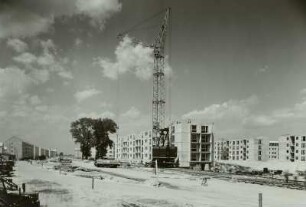 Hoyerswerda-Neustadt. Wohnungsbaustelle, Bautzener Allee 25/31. Montage von zukünftig achtgeschossigen Wohnhäusern in Plattenbauweise mit Turmdrehkran (schienenverfahrbar)