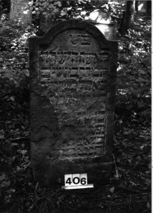 Grabstein 406 (Index: 99897558) Zustand: stark verwittert Maße HxBxT: 117x58x13 cm: Grabstein 406