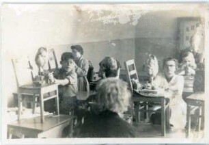 Etha Richter beim Unterrichten im Modellieren (wahrscheinlich für die Volkshochschule in Dresden)