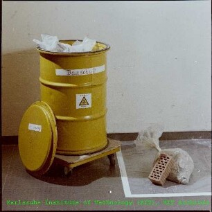 Behälter mit radioaktivem Bauschutt in der Hauptabteilung Dekontaminationsbetriebe (HDB)