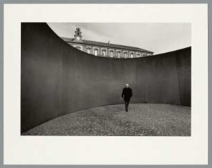 Richard Serra vor der Skulptur Naples, Piazza del Plebiscito, Neapel