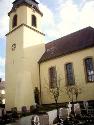 Ansicht von Norden mit Kirche (Langhaus Barock erneuert) über Kirchhof