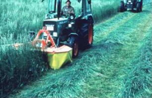 Fotografie: Futtererntetechnik, Systemtraktor, Frontmähwerk, Trommelmähwerk