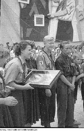 Dresden. Pionierorganisation "Ernst Thälmann". II. Pioniertreffen, Ensemble - Freilichtbühne "Junge Garde", 12.-18. August 1955