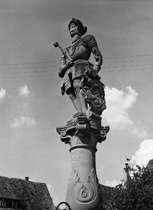 Marktbrunnen (Graf-Albrecht-Brunnen) : Marktbrunnen (Graf-Albrecht-Brunnen). Stein (1554). Figur des Grafen auf dem Brunnenstock. Öhringen, Marktplatz