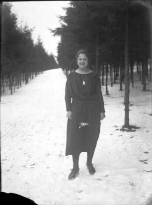 Frau auf Waldlichtung