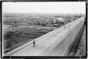Rössen, Kolonie, Blick von Bau Me 24 Verwaltungsgebäude und Laboratorium