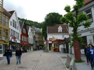 Bergen: Straßenzug von Bryggen (li.) zur Innenstadt