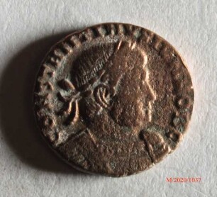 Römische Münze, Nominal Follis, Prägeherr Constantinus I. für Constantinus II., Prägeort Lyon, Original