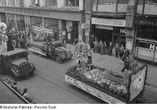 Geschmückte Wagen der Bauerndemonstration 1950