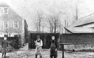 Neschwitz-Zescha. Feldmühle mit (v. l. n. rechts) Elsa Schulze, einem Drescher und Max Schulze, um 1912, Repro (Bildersammlung Fam. Mjetk)