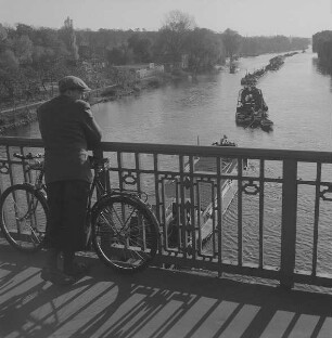 Berlin-Spandau. Freybrücke (Straßenbrücke) über die Havel. Mann mit Fahhrad blickt auf den Fluß mit vorbeifahrenden Frachtkähnen