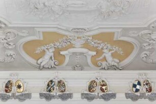 Decke der Schlosskapelle — Zwei Stuckkartuschen mit Engeln und Blumengirlanden — Relief