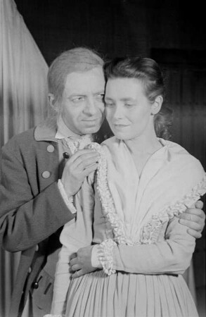 Szenenbilder aus dem Trauerspiel "Miss Sara Sampson" von Gotthold Ephraim Lessing im Theater am Schiffbauerdamm Berlin : Szene mit Thea Kämer als Sara Sampson
