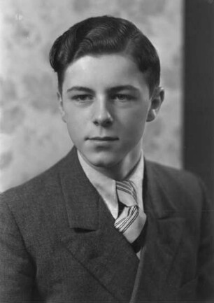 Roßwein. Portrait eines jungen Mannes mit Anzug und Krawatte