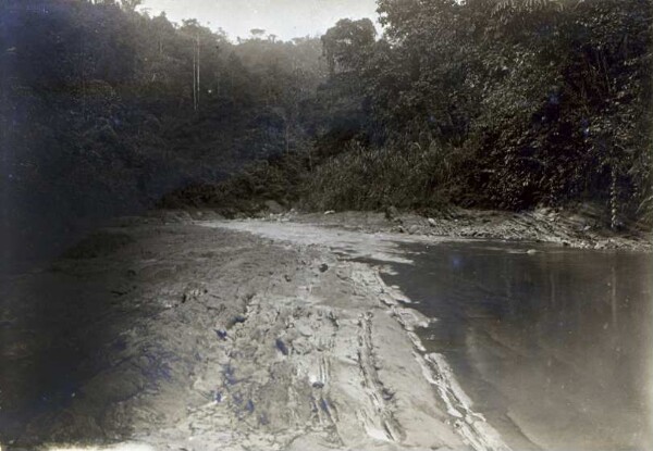 "Stratification de roches (margel) sur la rivière Ualib"