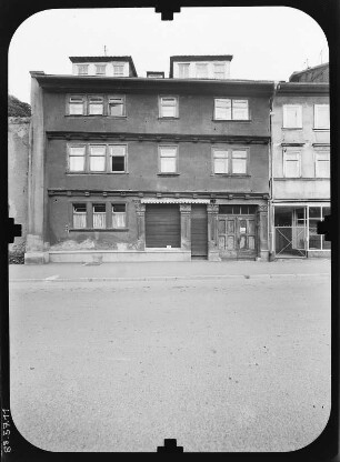 Gotha, Mönchelsstraße. Wohnhaus mit Laden. Straßenfront