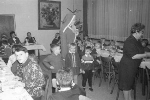 Weihnachtsbescherung für Heimkinder durch die Loge "Leopold zur Treue".