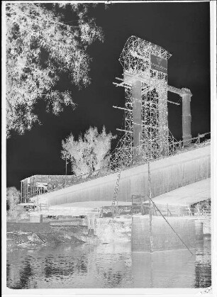Staustufe Schweinfurt. Straßenbrücke. Wie Bild d 267.Teleaufnahme. Schweinfurter Pegel = 67 cm.