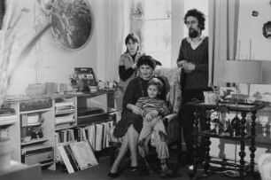 Familie K. (Lehrerin, Pfarrer) im Wohnzimmer