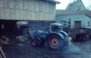Tieflaufstallentmistung mit dem Frontlader