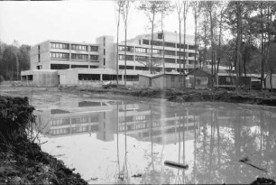 Freiburg; Landwasser: Diakoniekrankenhaus; Rohbau zum Richtfest; Vordergrund Spiegelung