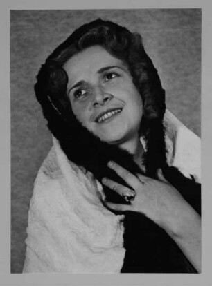 Porträt Elisabeth Reichelt (1910-2001; Koloratursopranistin). Reproduktionspositiv nach Fotografie von Gerhard Laßig. Staatsoper Dresden, 1942/1943