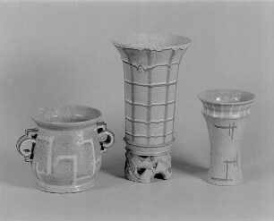 Doppelhenkeltöpfchen und zwei Vasen : Doppelhenkeltöpfchen und zwei Vasen. Keramik, glasiert, Aufglasurmalerei (um 1925; wohl K. Feuerriegel). Museum im Schloß Frohburg