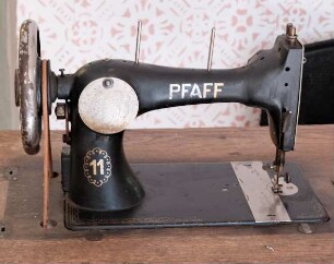 Haushaltsnähmaschine Pfaff Modell 11mit Abdeckhaube