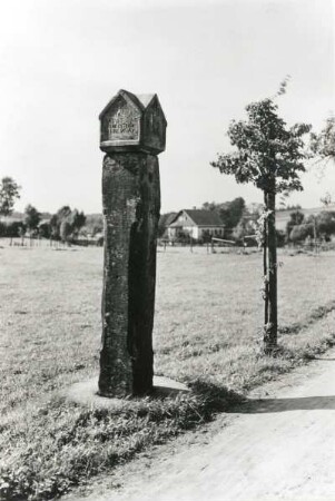 Stolpen-Lauterbach. Ostersäule (1584). Blick gegen den Ort. Sebnitz: Heimatmuseum