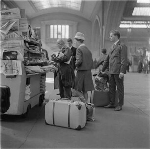 Leipzig. Hauptbahnhof. Reisende in der Bahnhofshalle