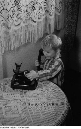 Junge mit einem Telefon