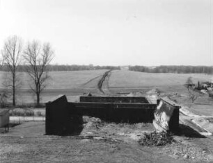 Waldhufen. Bau des Tunnels Königshainer Berge der Bundesautobahn 4 (1996/1999). Ansicht mit Stützwänden (?)