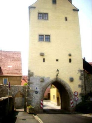 Stadtbefestigung - Stadttor (Mühltor)-Ansicht von Feldseite mit Durchfahrt und Bossierung sowie steinernen Torangeln und Schießscharten in den Obergeschossen